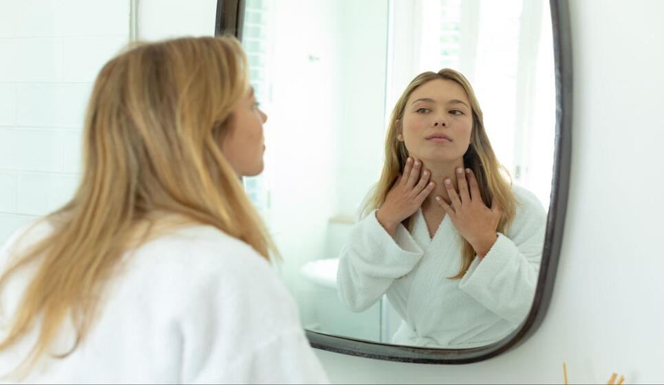 頸紋很深怎麼辦？從成因、保養對策與熱門醫美療程推薦全攻略